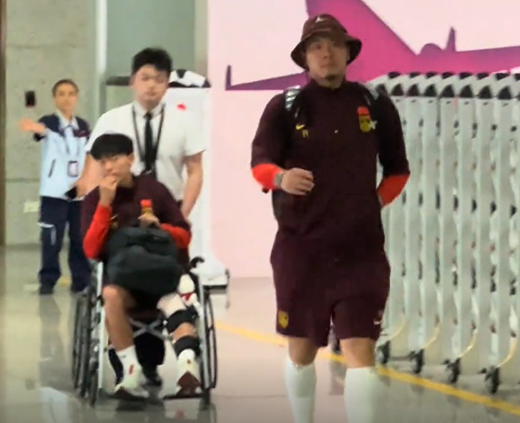 仍有不少球迷接機(jī)！國(guó)足抵達(dá)重慶，胡荷韜坐輪椅，王大雷招手示意
