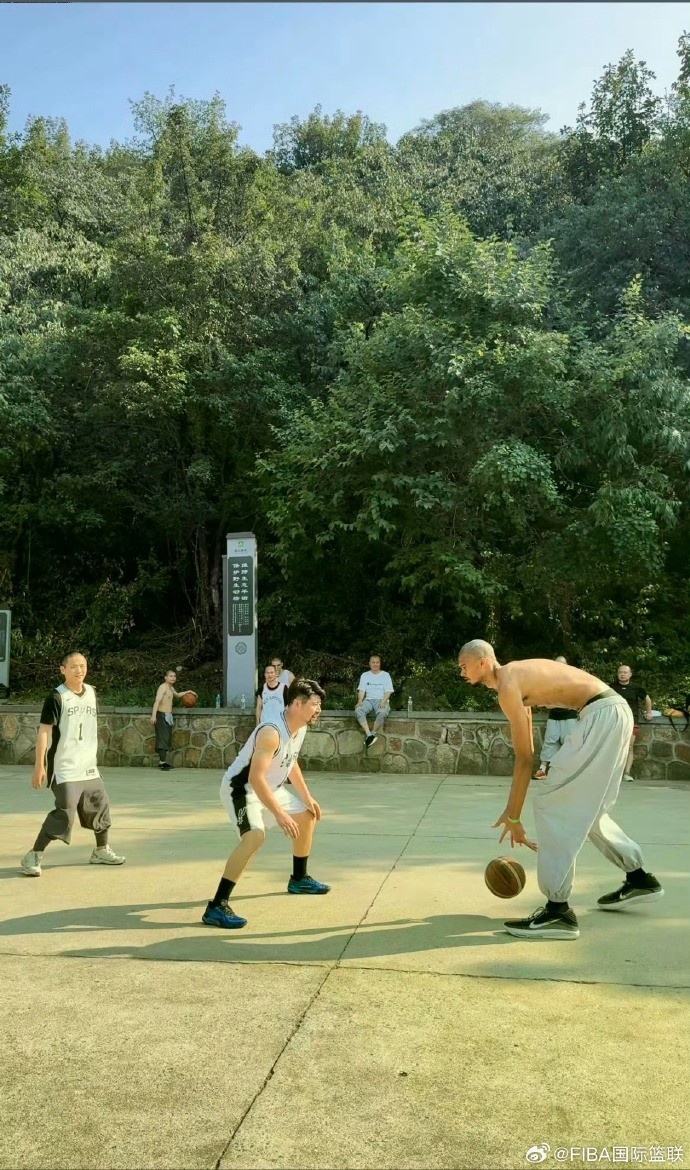 少林籃球！FIBA官博曬文班打野球圖片：??這里的拜佛很純粹
