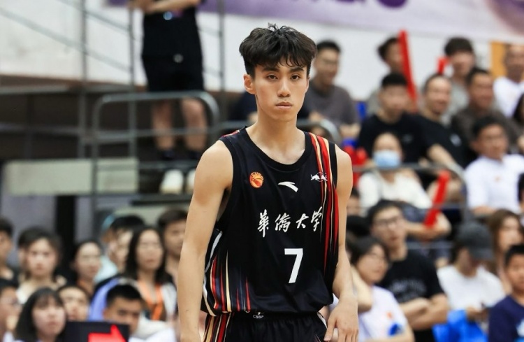 沒手感！葉潤(rùn)峰16投4中得10分3板2助1斷 三分球14投僅2中