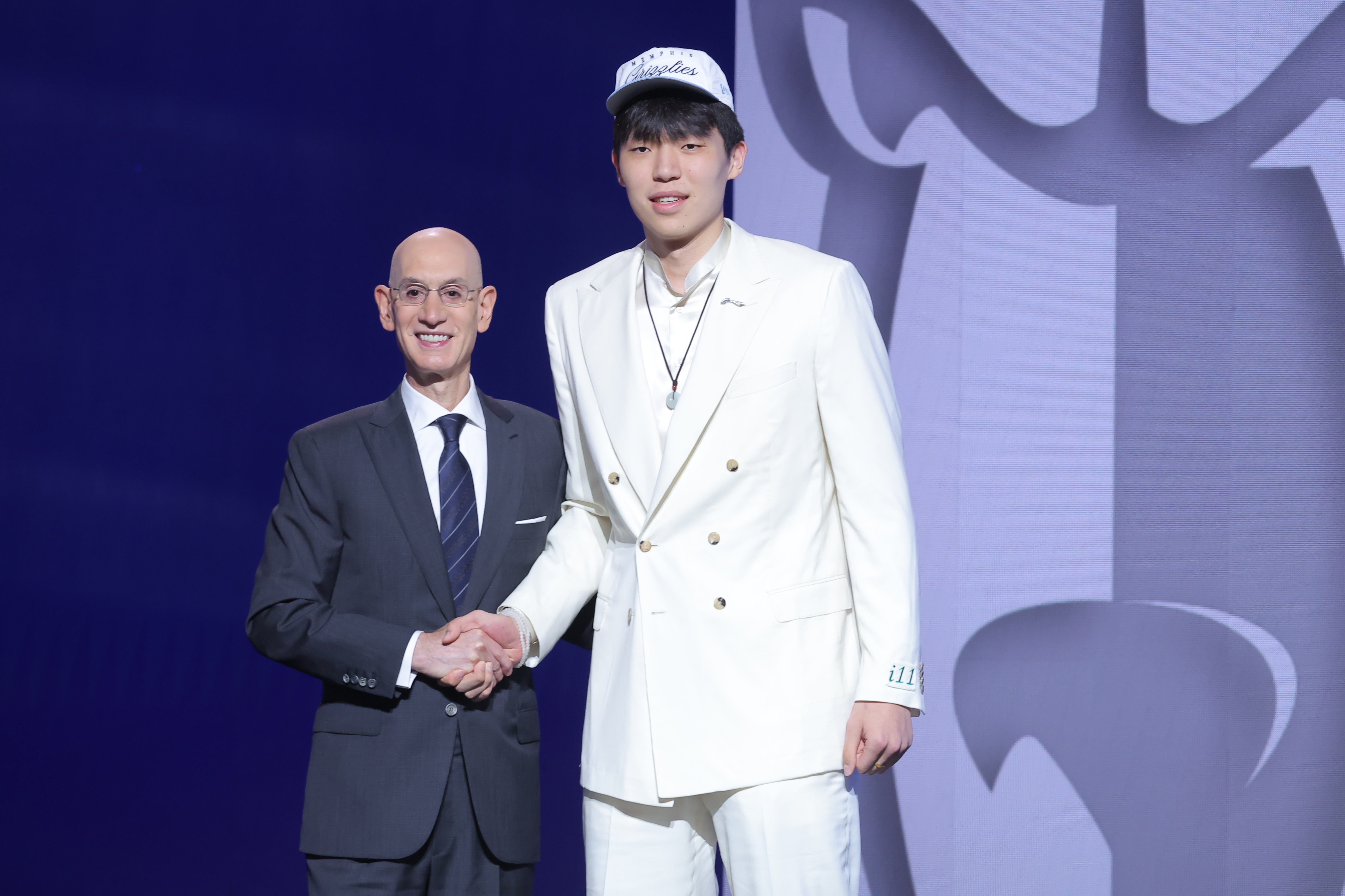 楊瀚森：原以為至少首輪20順位往后才可能被選中 走上臺(tái)時(shí)腿在抖