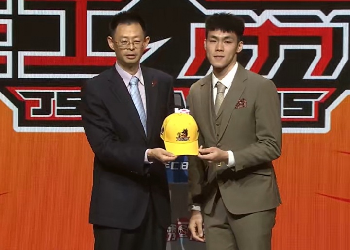 ??探花水不了？2025CBA選秀大會(huì)：江蘇用探花簽選中龐崢麟