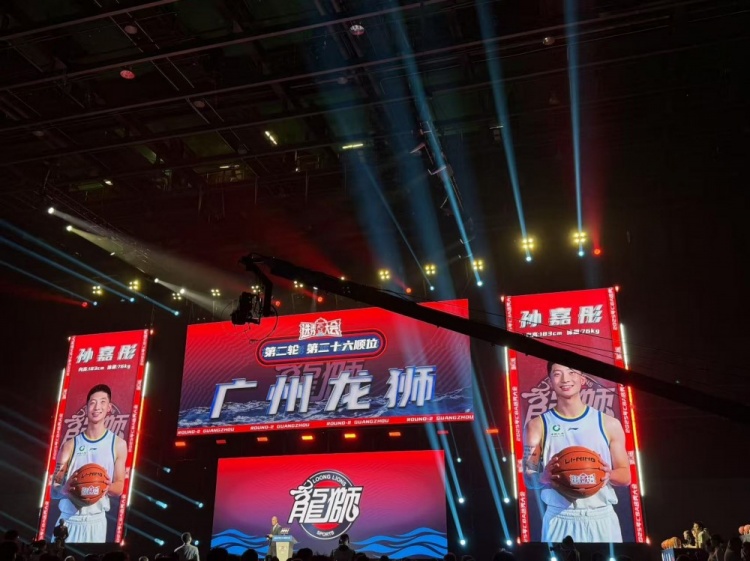 次輪第26順位 廣州龍獅選擇了旅美球員孫嘉彤?。g迎????