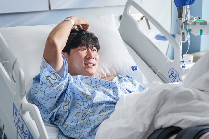 記者：為讓張昱杰得到更全面康復(fù)，深圳新鵬城將其送到英國(guó)治療