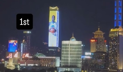 亮相中國上海外灘巨幕！追夢：媽媽我做到了 永懷感恩！