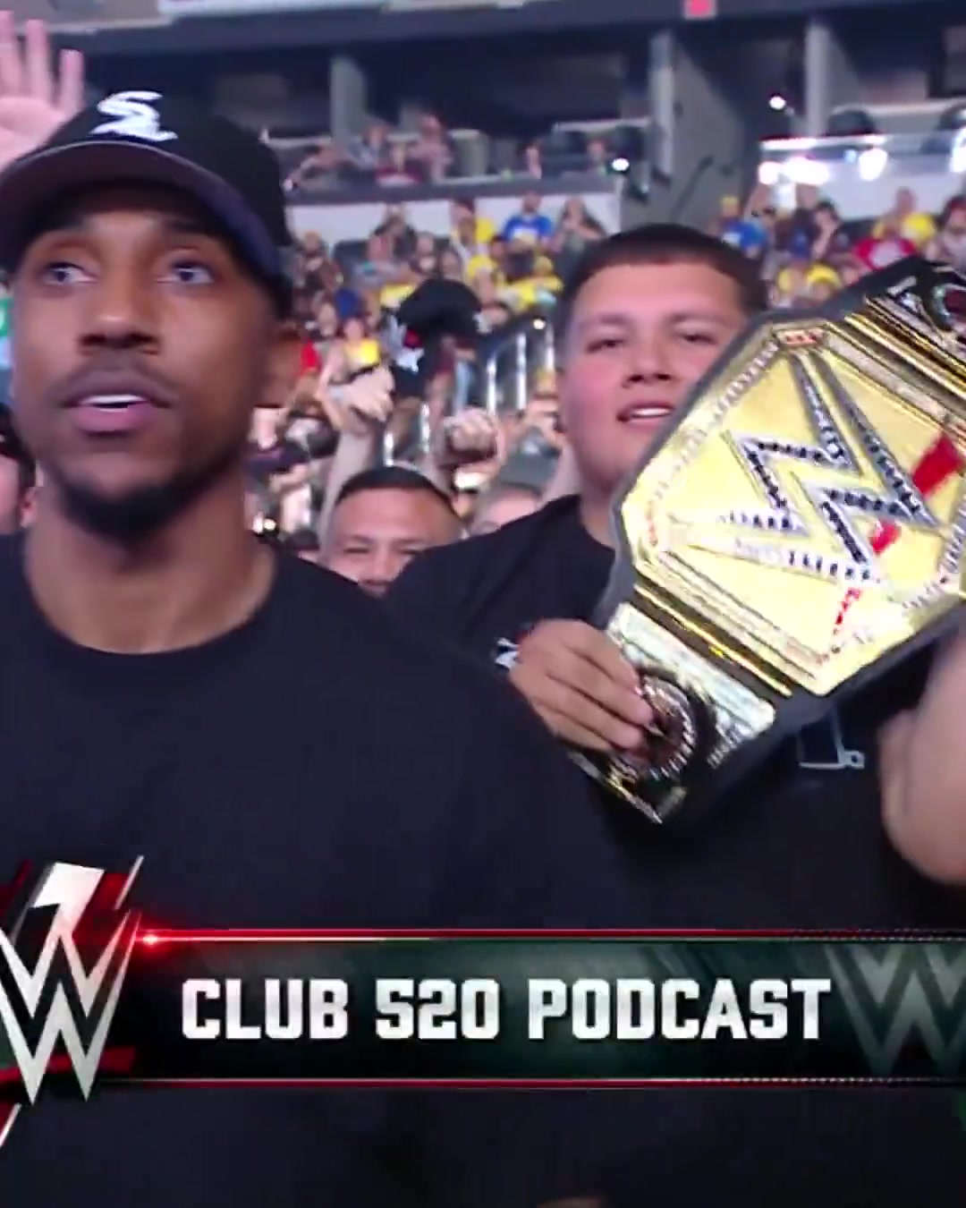 忠實摔迷！哈利伯頓和蒂格現(xiàn)場觀戰(zhàn)WWE“摔角狂歡”賽事