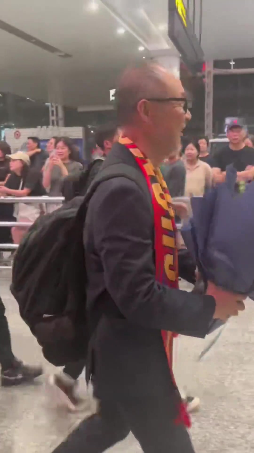 將接手重慶銅梁龍！重慶廣電曬視頻：張外龍已抵達(dá)江北國(guó)際機(jī)場(chǎng)
