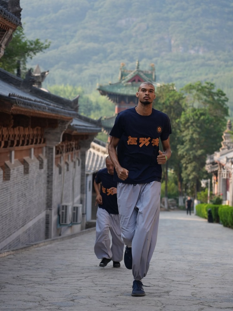 支線任務結束！馬刺曬組圖回顧文班夏天之旅：封面為少林寺之行