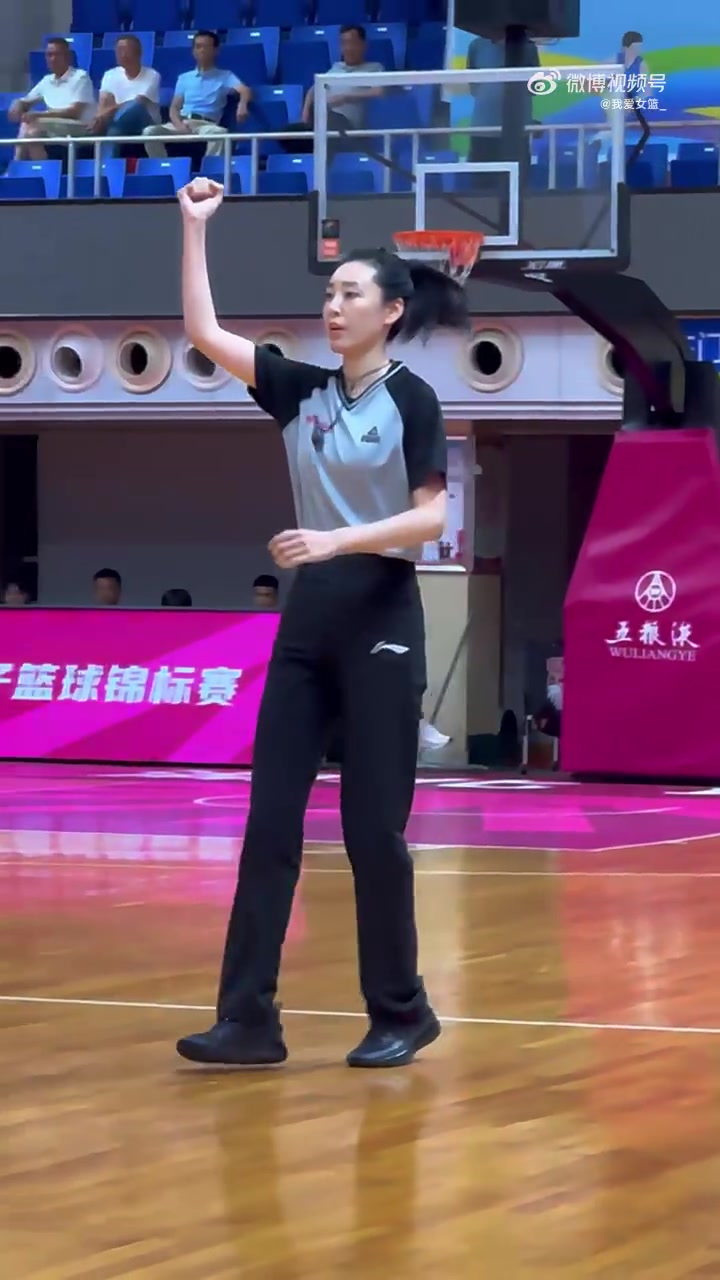 又美又颯！全國女籃錦標(biāo)賽的女裁判王陽成賽場上另一道靚麗的風(fēng)景